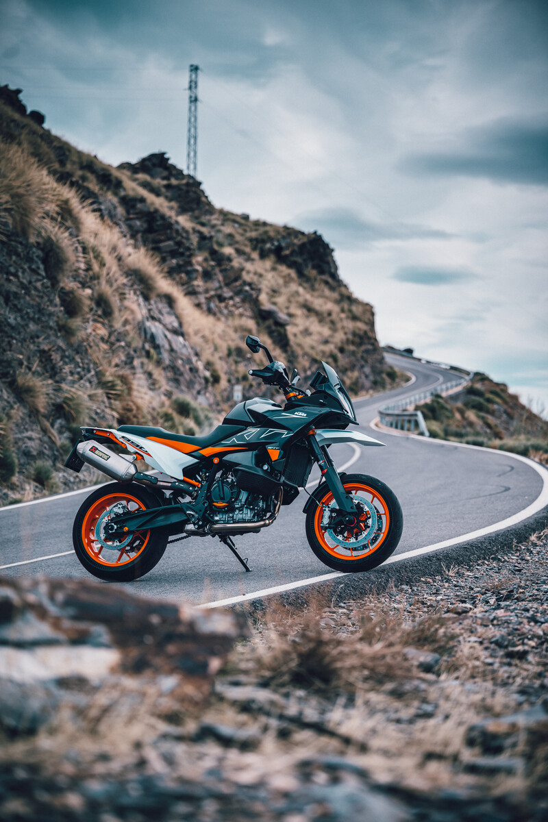 509906_MY23 KTM 890 SMT_Static_Road_Legel_Bike_Static (1)